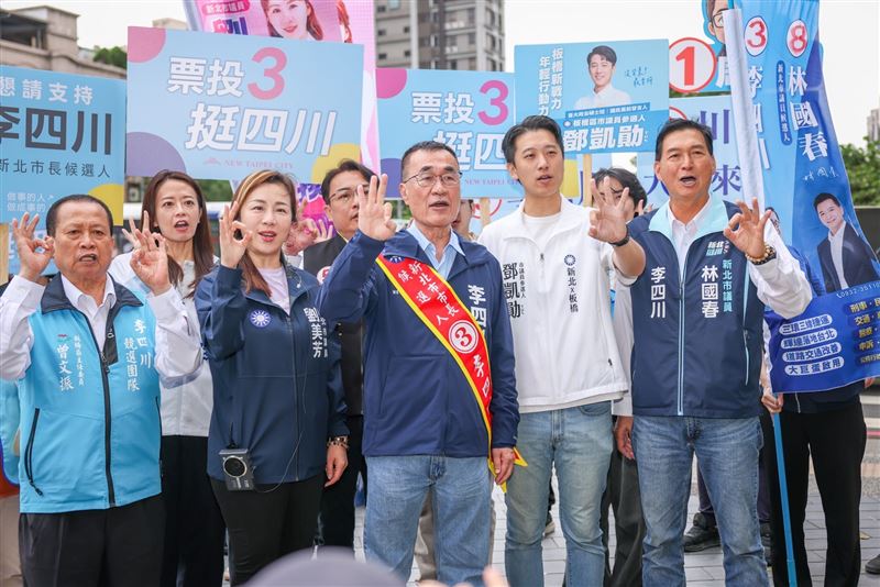 新北市長候選人李四川今(28)日一早站在板橋民權路與縣民大道交叉口向鄉親問候