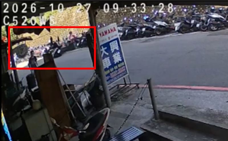 周婦騎車撞擊路旁機車瞬間。（圖／翻攝畫面）