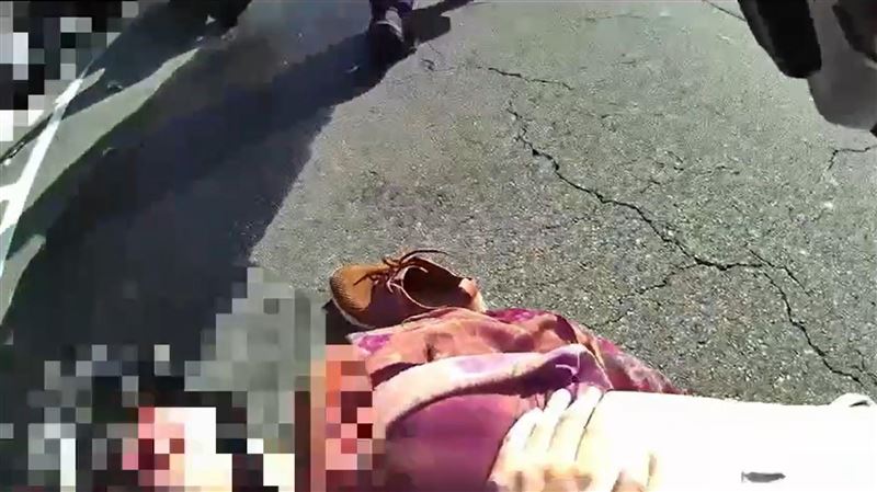 警方到場先對周婦進行急救。（圖／翻攝畫面）