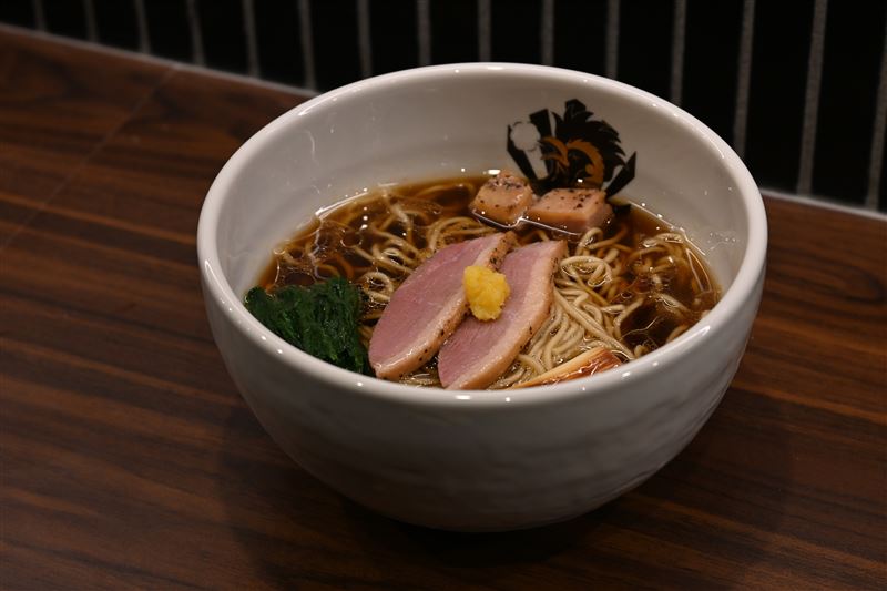 「醬油 鴨湯中華拉麵」，打破拉麵湯頭常見的雞白湯或豚骨基底，主打僅以整副鴨架與水慢火熬製的百分之百鴨高湯。（圖／飯店旅宿業者提供）