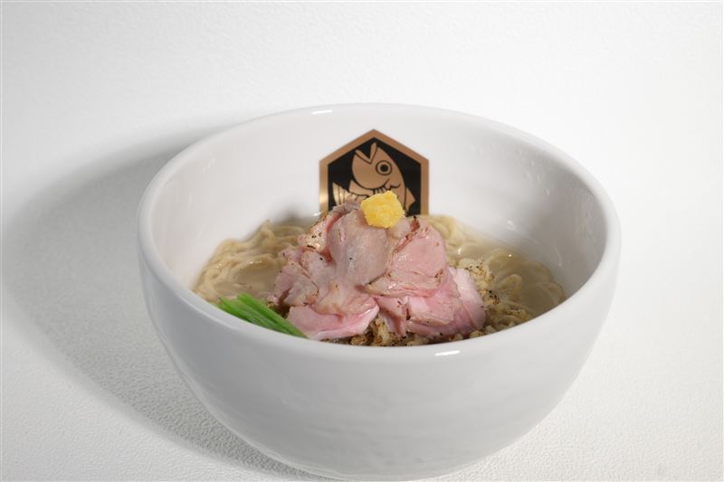 「鹽味 真鯛拉麵」，湯頭大量選用來自日本愛媛縣宇和島的真鯛魚骨，經長時間慢熬至乳化，萃取出鮮明且不厚重的清甜魚介旨味。（圖／飯店旅宿業者提供）