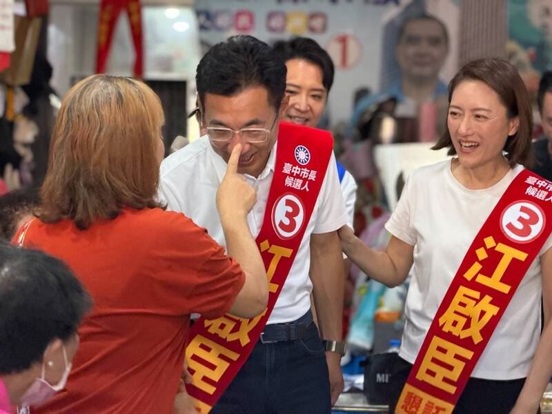 江啟臣的「鼻子」成選戰中民眾爭相搶摸的「幸運物」。(圖/江啟臣競辦提供)
