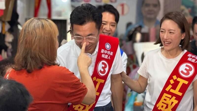 「大鼻子」成幸運物！江啟臣掃街頻被摸鼻