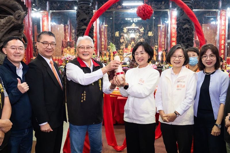 蘆洲湧蓮寺主委陳宏昌率廟方幹部熱情迎接蔡英文和蘇巧慧，更送上菜頭。（圖／蘇巧慧競辦提供）