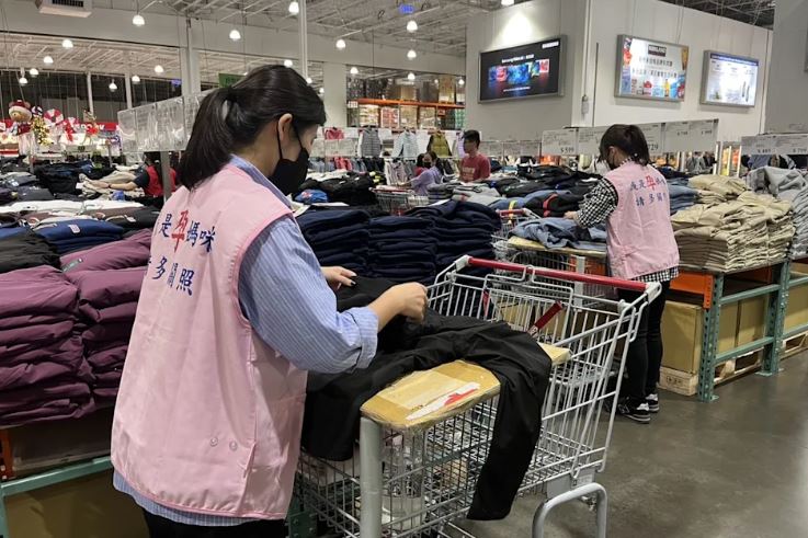 網友前往好市多高雄大順店購物,發現懷孕女員工穿著特別設計的「孕媽咪」背心,讓她忍不住大讚好市多是友善企業。(讀者提供)