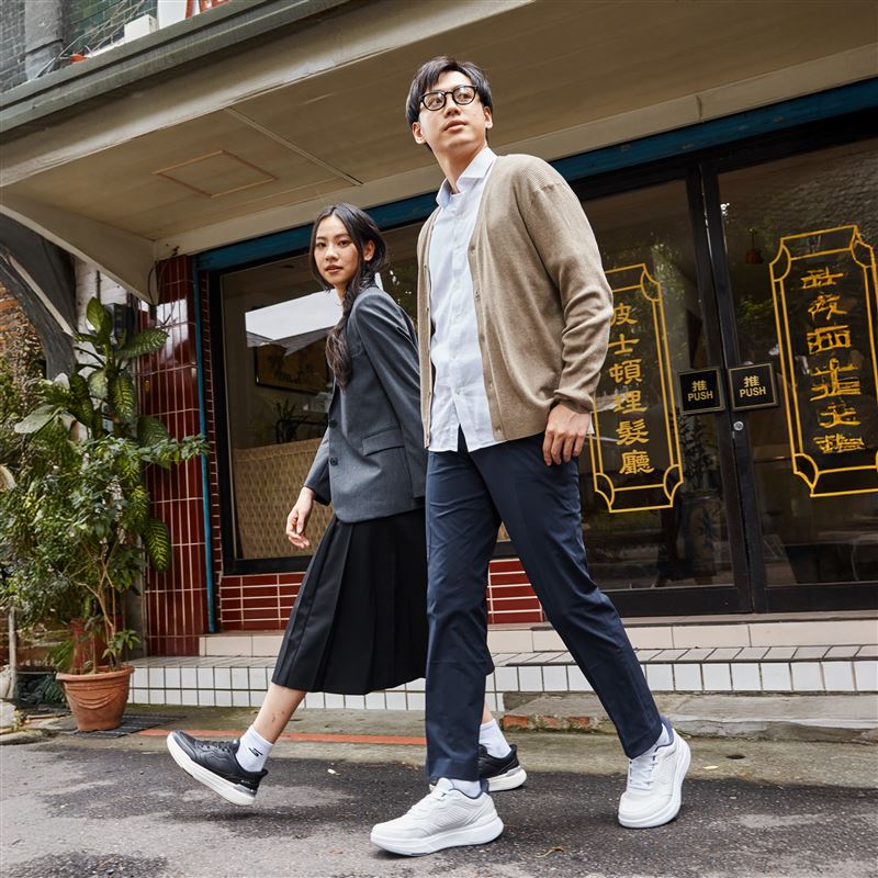 SKECHERS GO WALK IN THE CITY 舒適也能時尚無界。（圖／品牌業者提供）