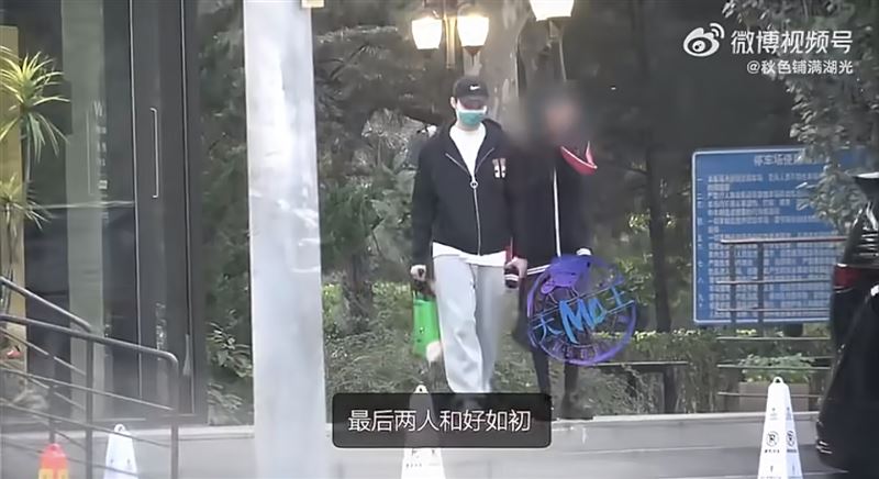 張銘恩跟女友前一秒爭執，下一秒和好如初。（圖／翻攝自微博）