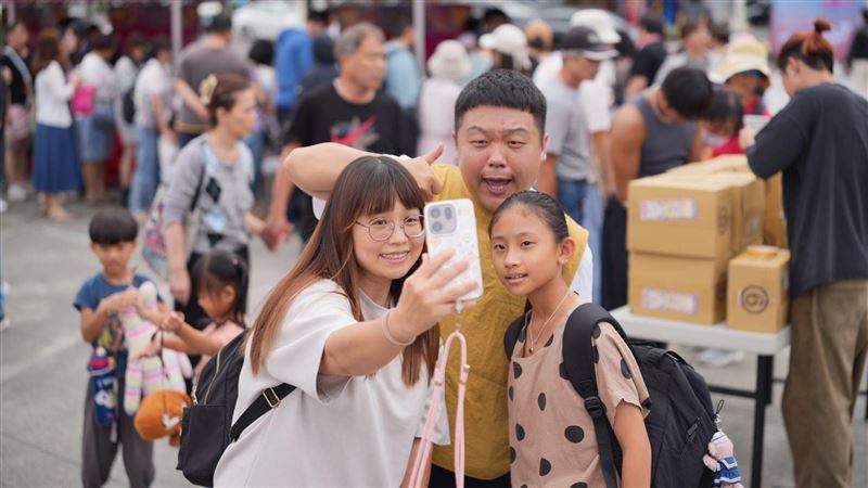 最狂美食外交官！豆比登返鄉辦市集吸萬人