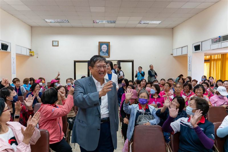 國民黨新竹縣黨部主委楊文科頻頻鞏固婦女票。(圖/國民黨新竹縣黨部提供)