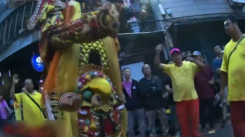 警方與神將爆發衝突(警方視角)。(圖/翻攝畫面)