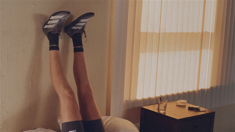 全新ADIZERO ADIOS SATISFY以ADIOS 9為基礎，結合大地棕色調與金屬銀色三線條紋，展現競速性能與獨特美學。（圖／品牌業者提供）