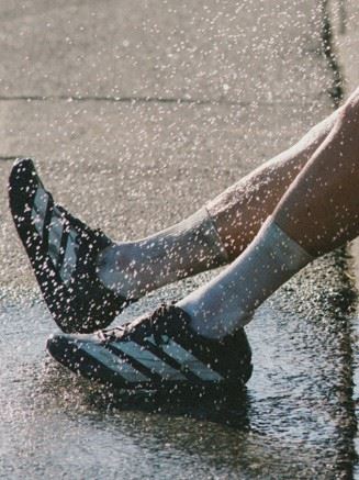 adidas攜手SATISFY推出全新限量ADIZERO ADIOS SATISFY聯名跑鞋。（圖／品牌業者提供）