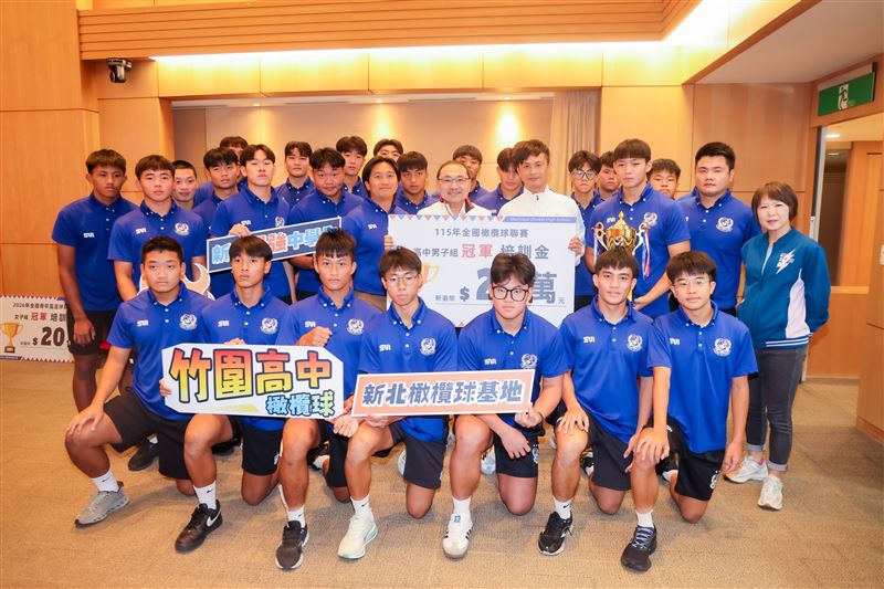 今(28)日於市政會議由竹圍高中隊長楊金豪代表獻上冠軍獎盃+新北市長侯友宜頒發20萬元培訓金。(圖/新北市政府提供)