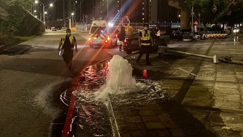 毒駕男撞斷燈桿消防栓　水柱狂噴畫面曝光