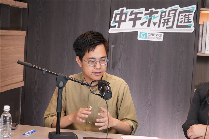 民進黨新媒體中心主任阮俊達今(28)日接受主持人黃光芹《CNEWS匯流新聞網》政論live直播節目《中午來開匯》專訪。(圖/《中午來開匯》節目提供)