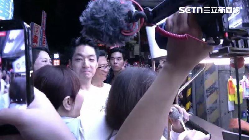 攤商請杏仁茶！蔣萬安被抓包喝一口變臉