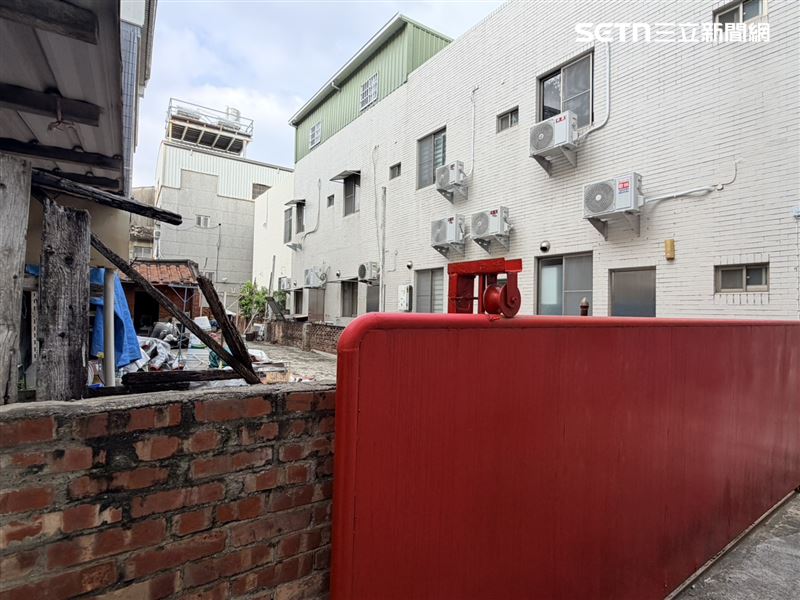 房屋後方一大片空地及民宅，同為李男父親所有。（圖／記者林昱孜攝影）