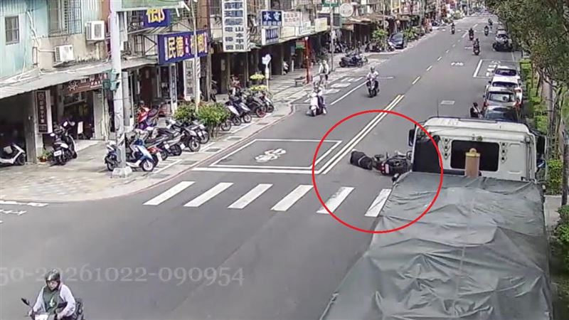 突竄出害騎士慘摔！法鬥犬闖禍跑回早餐店