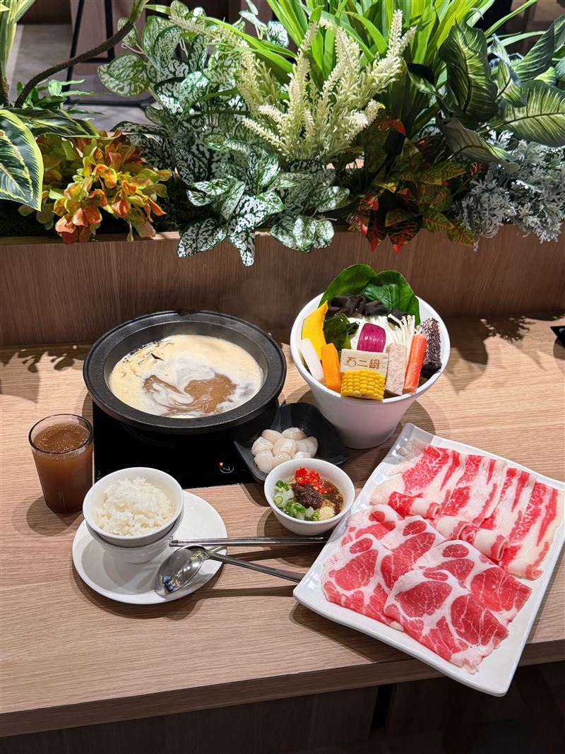 石二鍋提供嚴選原塊肉、具備產銷履歷和有機認證的安心食材給消費者。（圖／記者林意筑攝影）