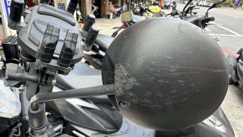 新北中和民德路、華安街路口，張男騎乘機車，行經該路口時，突然路邊竄出一隻法鬥犬，張男緊急閃避、連人帶車慘摔。（圖／翻攝畫面）