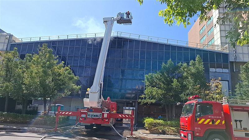 地面救災人員隨即調派2輛雲梯車升空，由建物外部強力破窗射水壓制火勢。（圖／翻攝畫面）