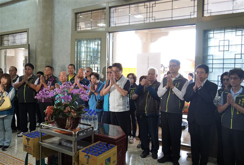 新北市副市長劉和然及與會嘉賓進寺參拜。(圖/新北市政府環境保護局提供)