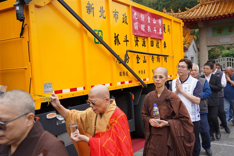 金山寺特別為「金山寺2號」辦理淨車儀式,祈求車輛出勤平安。(圖/新北市政府環境保護局提供)