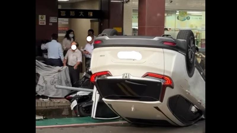 嘉義民權路口車禍！民眾嚇壞：車飛起來了