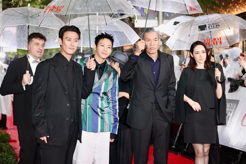 （左起）剪接師馬修（Matthieu Laclau）、塚原大助、黃冠智、導演SABU、霧島麗香一同參與東京國際影展。（圖／一條龍虎豹國際娛樂有限公司提供）