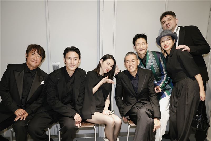 （左起）日本監製蓮見智威、塚原大助、霧島麗香、導演SABU、黃冠智、製片王思靜、剪接師馬修（Matthieu Laclau）合影。（圖／一條龍虎豹國際娛樂有限公司提供）