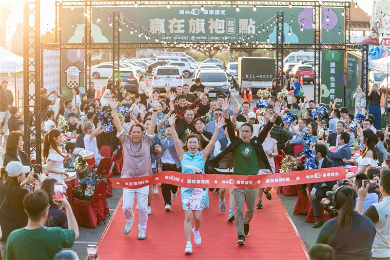 翰林茶館40週年慶典回到發源地台南鹿耳門聖母廟,以「旗袍」諧音「起跑」象徵重新出發。(圖/品牌業者提供)