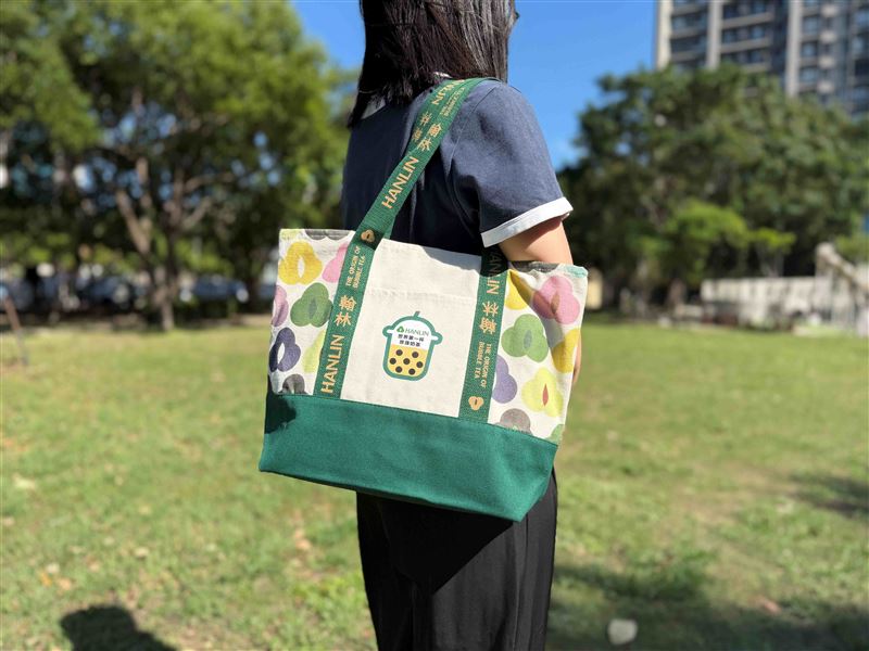 翰林茶館40週年限定托特包以品牌識別與復古風格為設計特色,兼具日常實用性與紀念意義,加價購99元。(圖/品牌業者提供)