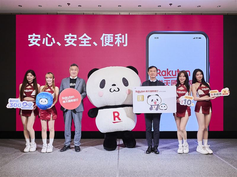 限量發行的「樂天國際銀行胖達卡」即日起上市,樂天國際銀行也限時推出新戶專屬存款優惠與新戶禮回饋。(左起:樂天國際商業銀行副總經理暨行銷處處長 真保博樹、樂天國際商業銀行總經理 佐伯和彥)