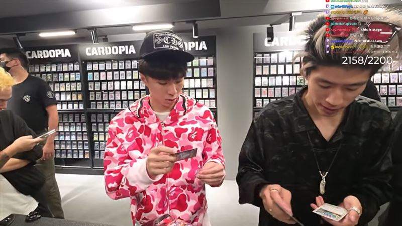 Ray一行人到卡牌店。（圖／翻攝自RayAsianBoy Live YouTube）