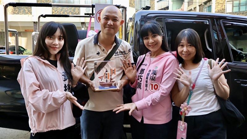 黃捷合體子弟兵車掃！支持者送這驚喜