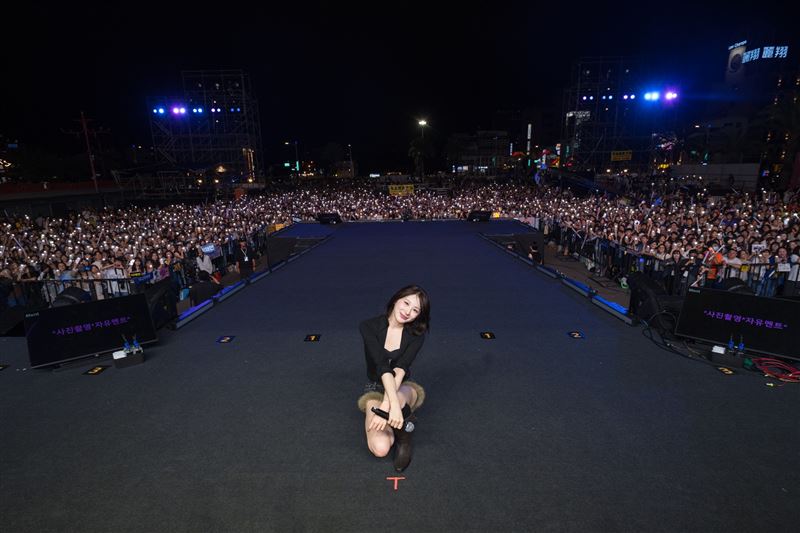 「潮流Challenge女王」李彩演LEE CHAEYEON,一連演出招牌爆款單曲,讓粉絲盡情沉浸在她「羽毛般」輕盈優雅的舞姿。(圖/花蓮縣政府原住民行政處提供)