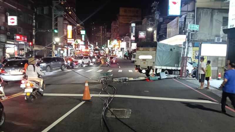 新竹市光復路一段附近路口,一台貨車行經該路段時,疑似勾到旁邊的號誌燈桿,導致號誌燈桿被連根拔起,直接倒在路中央。(圖/翻攝畫面)