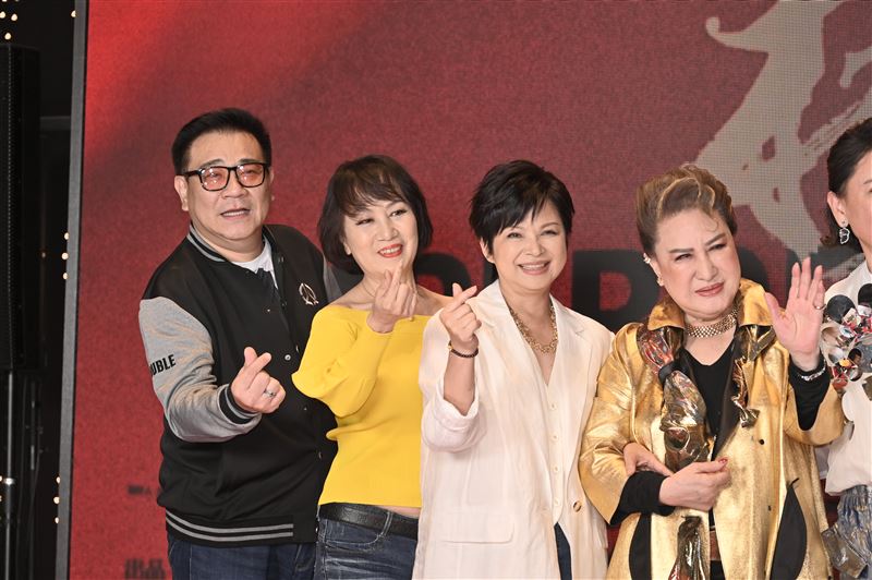 楊貴媚(左3)是楊麗花(左4)結婚時的伴娘。(圖/記者鄭孟晃攝影)
