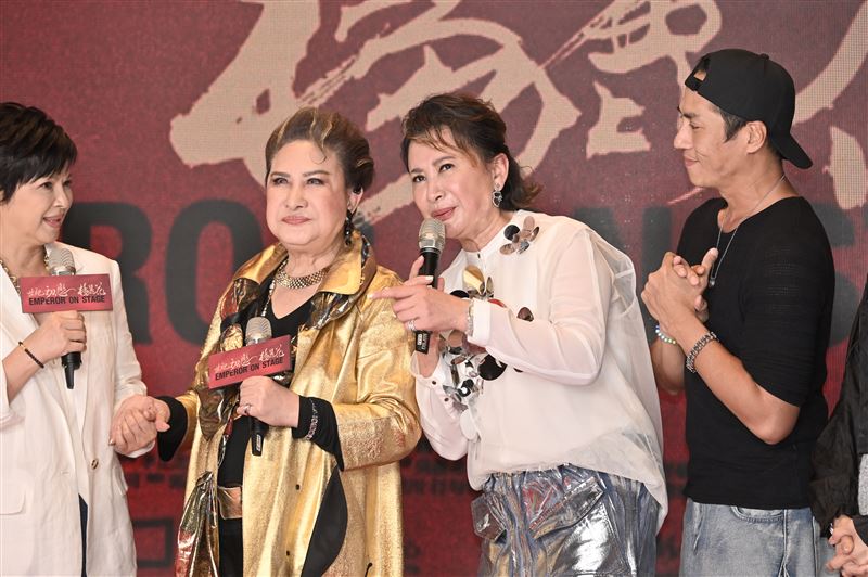 金鐘新科影后楊貴媚(左1)、影帝莊凱勛(右1)出席楊麗花(左2)紀錄片首映。(圖/記者鄭孟晃攝影)