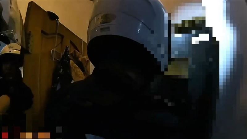 新北蘆洲陳姓男子、因不滿父親丟棄水冷扇,情緒失控向父親丟擲藥罐,又從廚房拿出西瓜刀作勢攻擊,後續被警方依法逮捕送辦。(圖/翻攝畫面)