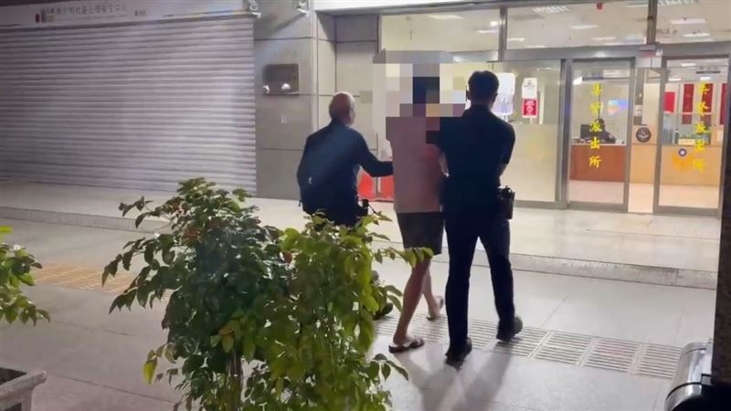 新北蘆洲陳姓男子、因不滿父親丟棄水冷扇,情緒失控向父親丟擲藥罐,又從廚房拿出西瓜刀作勢攻擊,後續被警方依法逮捕送辦。(圖/翻攝畫面)