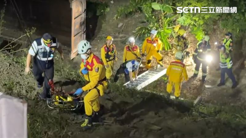 駕駛遭拋飛車外頭部外傷、意識模糊，命危送醫搶救。（圖／翻攝畫面）
