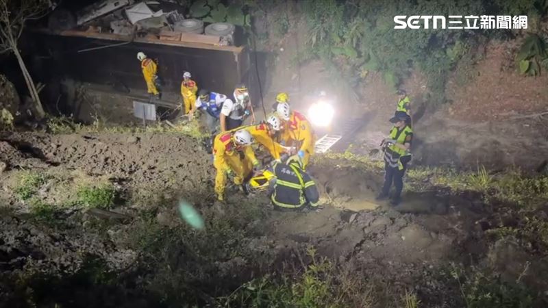 國道3號南向381.6公里、高雄市燕巢路段，今天（29日）凌晨發生一起交通事故。（圖／翻攝畫面）