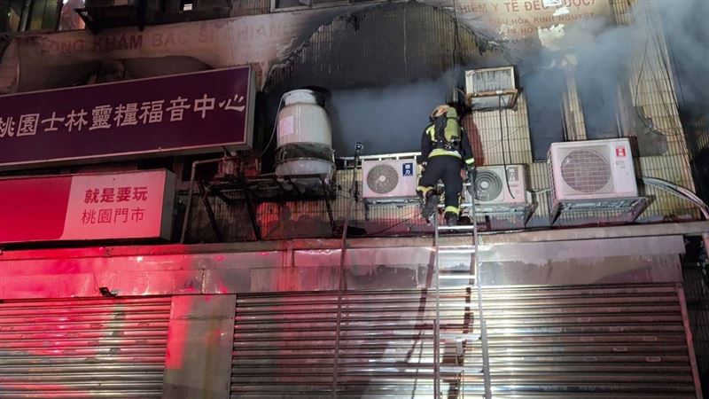 桃園一棟大樓昨(28日)深夜發生火警。(圖/翻攝畫面)