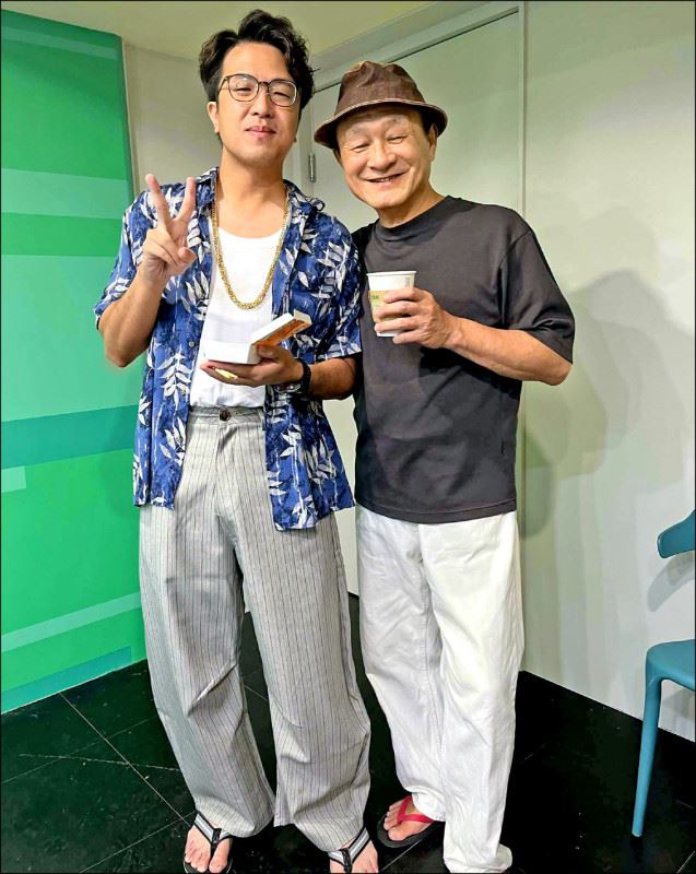 陳慕義(右)驚喜現身民進黨台北市長候選人沈伯洋的競選影片。(圖/翻攝自臉書)