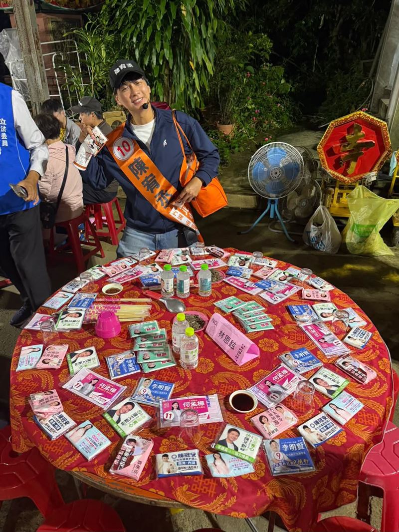 陳宥丞﻿貼出一張他跑攤的照片，只見宴席的桌子上擺滿了該選區選將的面紙、瓶裝水。（圖／翻攝自陳宥丞臉書）