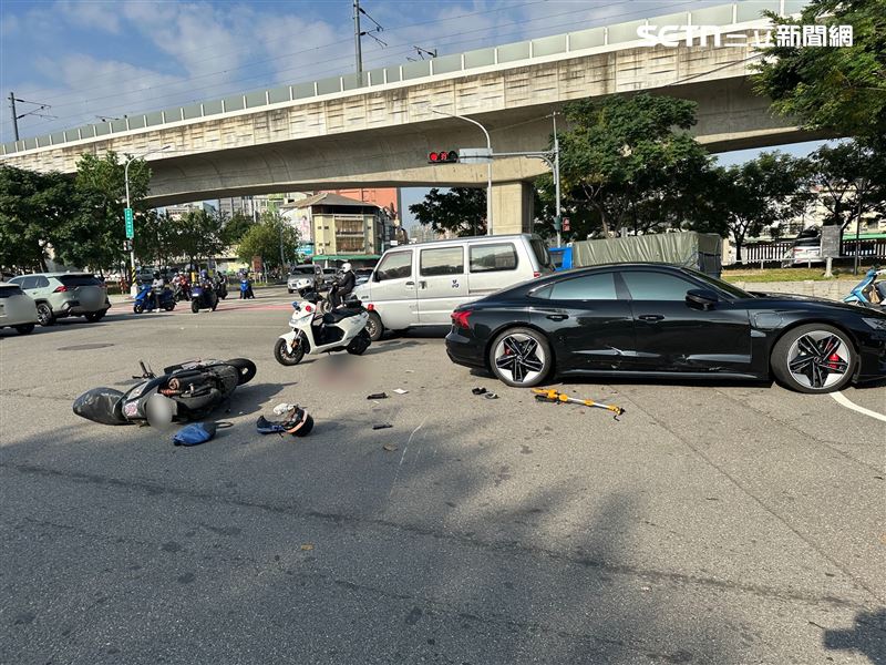 黃姓分隊長遭一輛轎車擦撞上,當場連人帶車噴飛倒地。(圖/翻攝畫面)