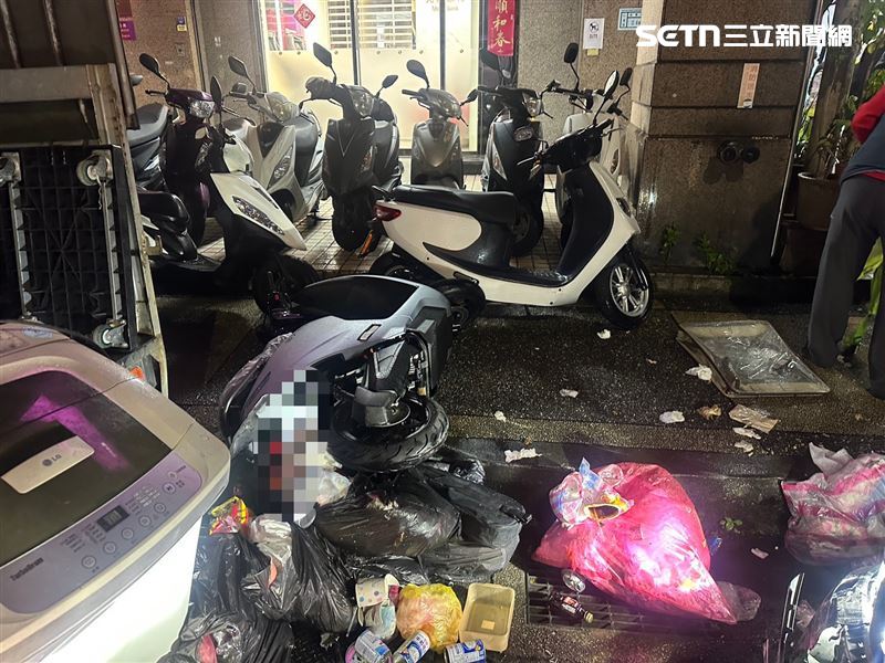 33歲男子陳崇宇毒駕無照開車上路,失控撞擊路上3台機車、2台轎車、1台垃圾車和1台小貨車,事故現場一片凌亂。(圖/翻攝畫面)
