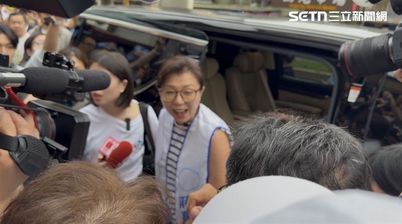 台北市長蔣萬安生病了，太太石舫亘代夫出征，一早到湖光市場掃街（圖／記者陳思妤攝影）