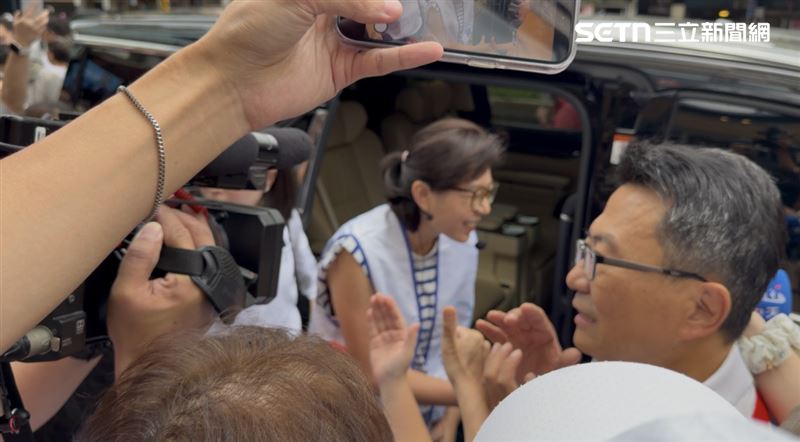蔣萬安生病了！太太石舫亘代夫掃街反應曝